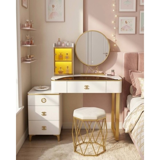 Makeup table #511